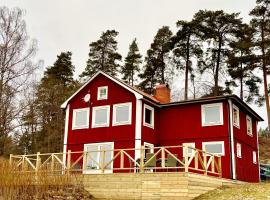 Flemma Gård The lake view with sauna, дом для отпуска в городе Vreta Kloster
