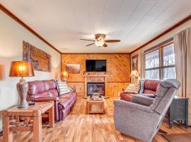Hayward Home with Private Deck, Fire Pit and Kayak!, vacation home in Hayward