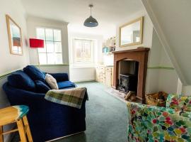 LITTLE BLUE HOUSE - Cottage with Seaview near the Lake District National Park, lavprishotell i St Bees