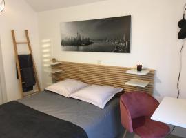 Chambre confortable avec une entrée indépendante - Parking & accès Lille facile, alloggio in famiglia a Marcq-en-Baroeul