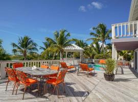 NEW Chalk Sound Home BBQ Pool Beach Steps Away, hotel v mestu Providenciales