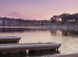 Thunderbird Lodge, glamping em Burnet