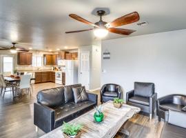 Fire Pit and Covered Patio Bullhead City Escape!, hotel di Bullhead City