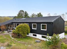 Stor enebolig, gratis parkering i egen garasje, cottage in Ålesund