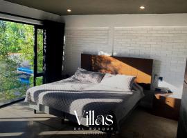 Villas del Bosque: El Pueblito'da bir otoparklı otel
