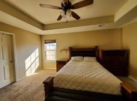Master Bed & Bath Just For You, homestay in Bentonville