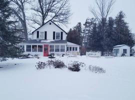 Rosedale Cottage@Baksam lake, hotel with parking in Fenelon Falls