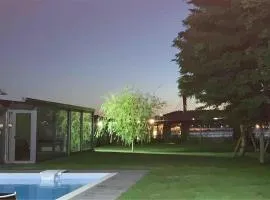 Casita invitados con jardín y piscina compartidos