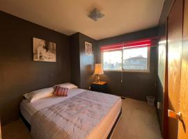 Cozy Artistic Room Available in Delta Surrey Best Price, hotel con parking en Delta