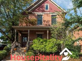 Housepitality - The Victorian Vacation Home, отель с парковкой в Колумбусе