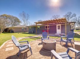 Pet-Friendly Tomball Cottage Steps to Downtown!, villa Tomballban
