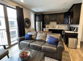Trendy Downtown Traverse City Condo, отель в городе Траверс-Сити