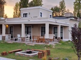 CASA EN CHACRAS DE CORIA CON VIÑEDO Y JACUZZI, hotell i Ciudad Lujan de Cuyo