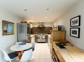BIRDS EDGE COTTAGE - Luxury 2 Bedroom Cottage with Amazing Views, Near Holmfirth in Yorkshire