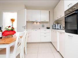 Elegant Spacious Room with Open Kitchen, Steps from Luxembourg Train Station, bed and breakfast en Luxemburgo