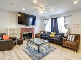 Oxon Hill Rental about 3 miles to MGM National Harbor, hotel di Oxon Hill