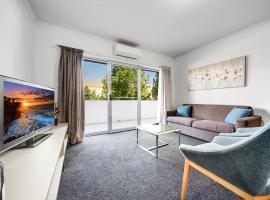 Spacious 2-Bed Conveniently by Lake Tuggeranong, appartement à Tuggeranong