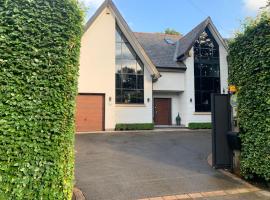 Luxury 5 Bed all en-suite home with Hot tub, hotel with jacuzzis in Hale