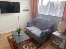 Rom Gardens - Comfortable & Spacious 2 Bedroom Apartment - 2 – pensjonat w mieście Theydon Bois