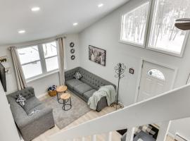 Tobyhanna Home with Hot Tub and Fire Pit Walk to Lake, מלון ספא בTobyhanna