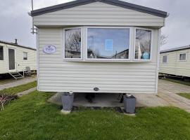 3 Bed Caravan - Sleeps 8 - Pet friendly Parking, hotel in Abergele