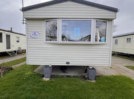 3 bedroom pet friendly Lyons Winkups Towyn、アベルゲレのホテル