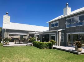 Matarangi Beach Retreat, hotel with parking in Matarangi