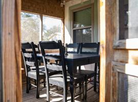 A Family Farmhouse in the Oak Groves of SMTX, villa in San Marcos