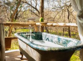 A Rustic Romantic Getaway in Texas Hill Country, hotel in San Marcos