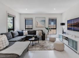 Restful Family Retreat with Theatre and Parking, hotel in Belconnen