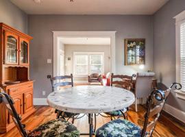 Charming 2BR Getaway, cheap hotel in New Albany