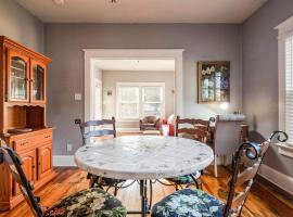 Charming 2BR Getaway, hotell i New Albany