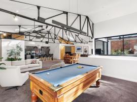 Platinum Precinct - The Penthouse, hotel with jacuzzis in Newcastle
