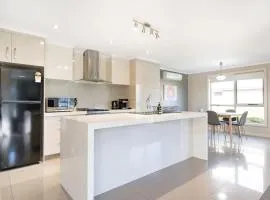 Cute and Cosy 2 Bedroom Unit with Parking and WiFi