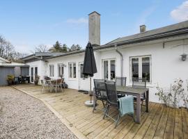 Gorgeous Home In Hornbk With Kitchen, hotel amb aparcament a Hornbæk