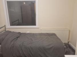 Cozy Bedroom in Spacious House Manchester, gjestgiveri i Rochdale