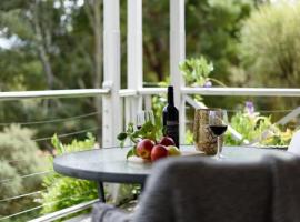Lakeside Suite 2 - Lake View & Spa Bath, apartment in Daylesford