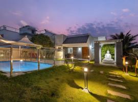 Aqua Luxe Villa By JadeCaps AC Pvt Pool BBQ, rumah kotej di Hosūr