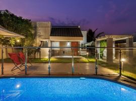 Aqua Luxe Villa By JadeCaps AC Pvt Pool BBQ, hotel i Hosur
