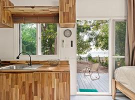 Brand New Beachfront & Secluded Tiny House – miniaturowy domek 
