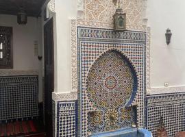 Charmant Ryad à 1mn de BAB BOUJLOUD DAR SERRAJ, villa in Fez