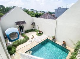Wakeqi Villa Strategis di Cimahi, hotel with pools in Citeureup 1