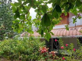 Lush Garden Villa with Sand Garden, cabaña o casa de campo en Pointe aux Piments