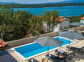 House CAPRI with heated pool and sea view, bed and breakfast en Klimno
