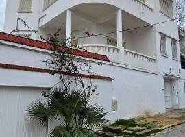 Nomads Hostel Tunisia – hotel w pobliżu miejsca Archaeological Site Uthina w mieście Tunis
