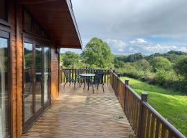 Hazel Lodge luxury log cabin, hotel v mestu Wingfield