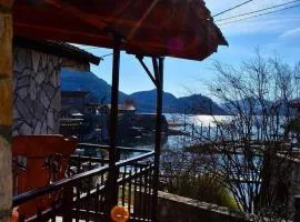 Lakeside oasis home Karuc