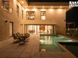 StayVista's The Sweet Life - 5BHK Farm-View Pet-Friendly Villa with Outdoor Pool, ξενοδοχείο σε Sohna