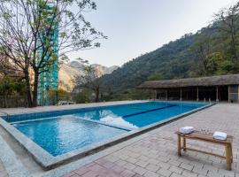 Itsy By Treebo - Paddler Zone With Bungee Jumping, hotel com estacionamento em Shivpurī