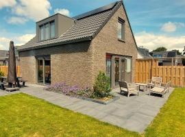 Bungalow 70 op Recreatiepark De Wielen, hotel in Sint Maarten